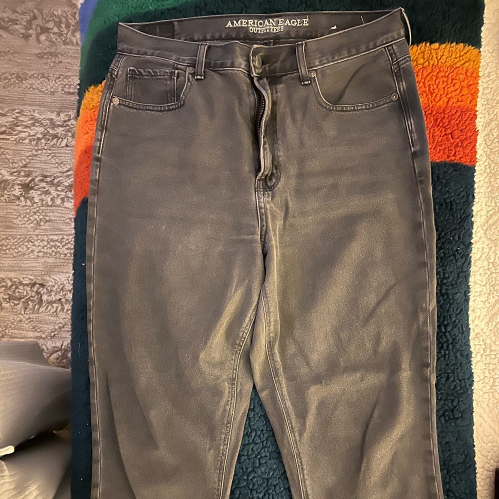 AMERICAN EAGLE MOM JEAN. Washed Black.